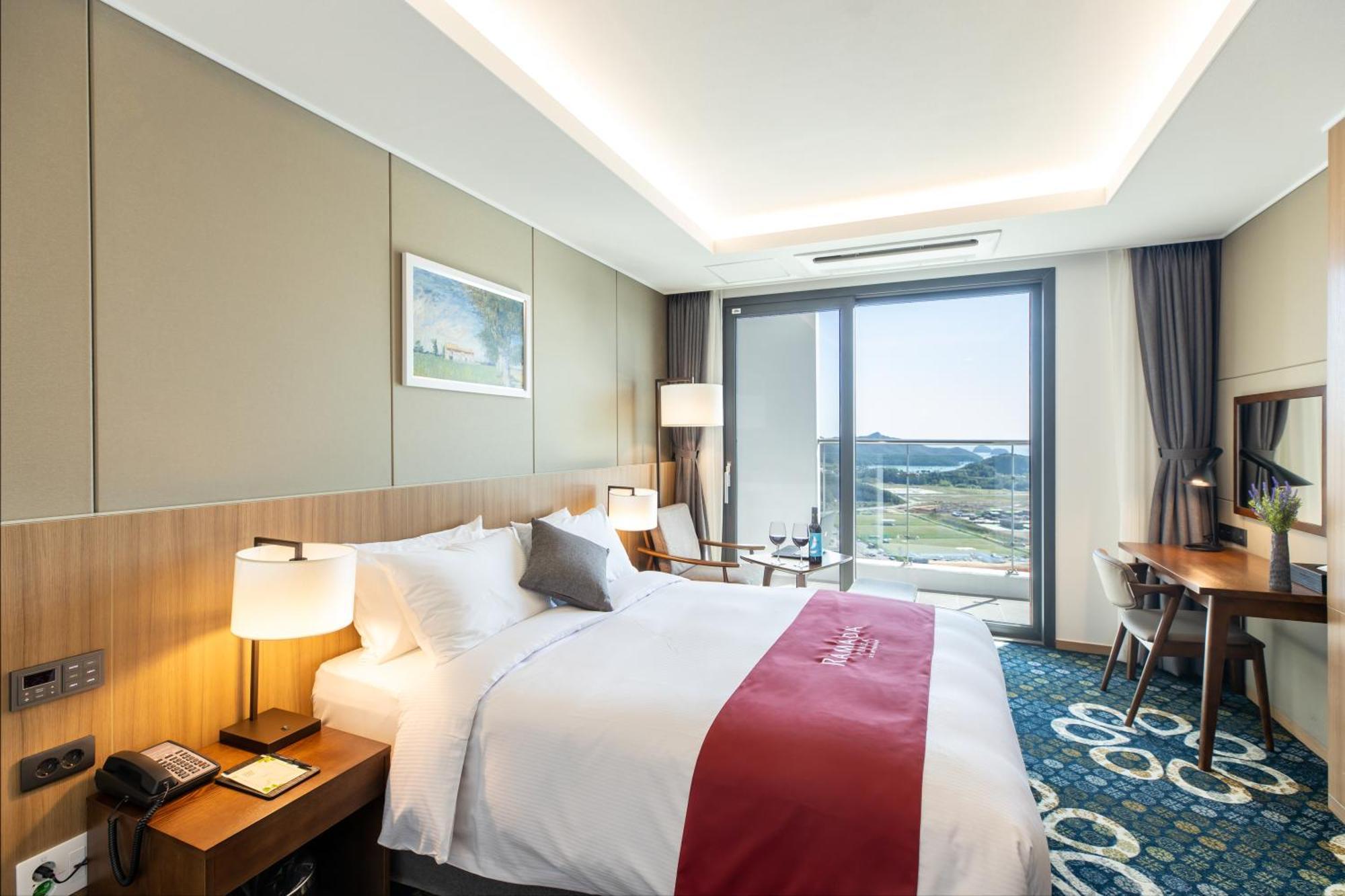 รามาดา พลาซา บาย วินด์แฮม ทอลซาน โรงแรม ยอซู