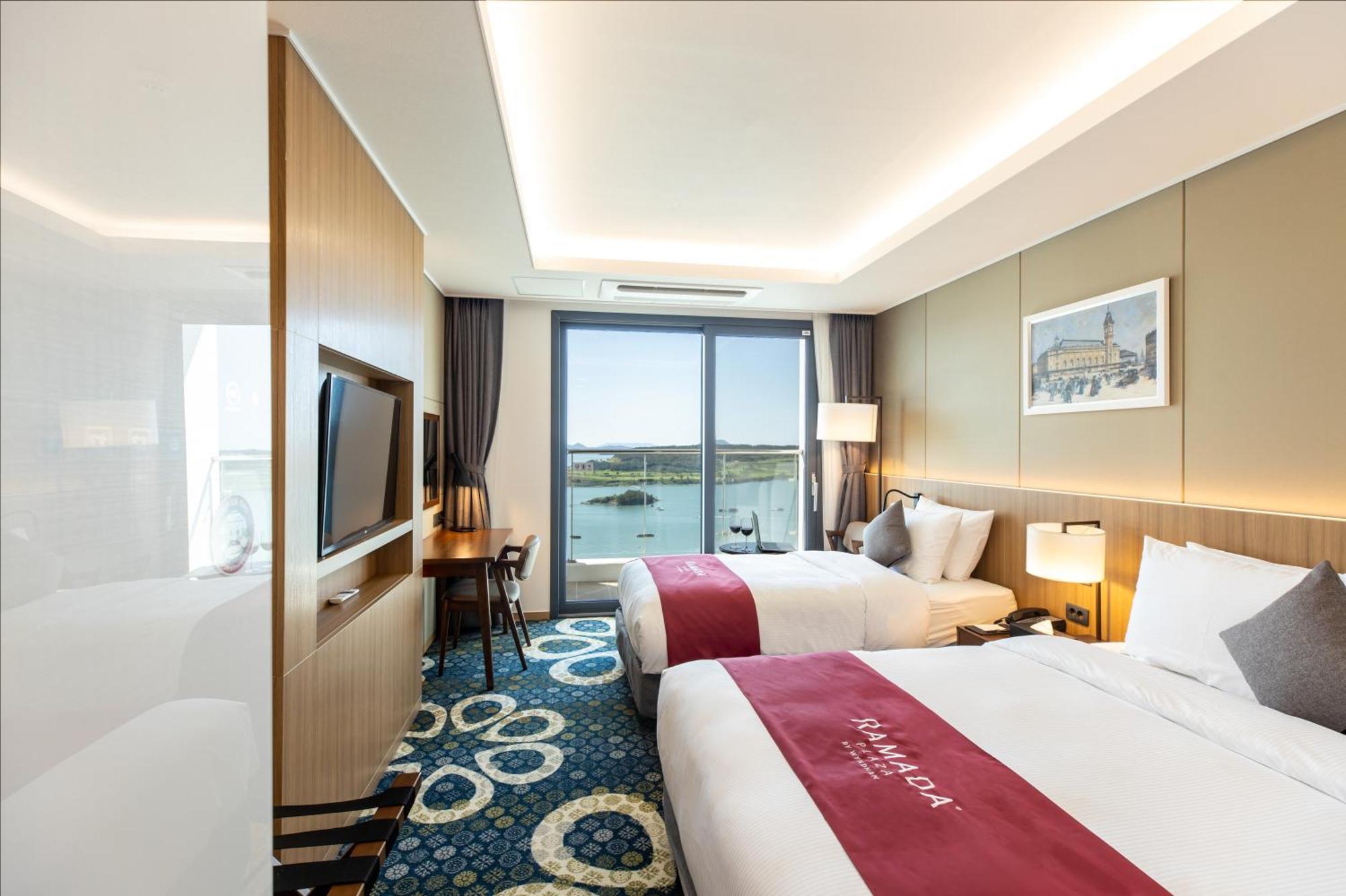 Hotel Ramada Plaza By Wyndham Dolsan